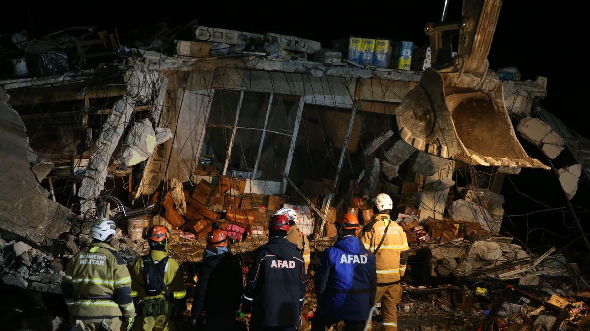 Turecko-syrské pohraničí po dalším zemětřesení sčítá škody, zemřelo osm lidí